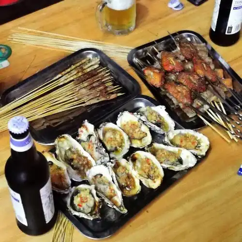 深夜的烧烤啤酒是真香