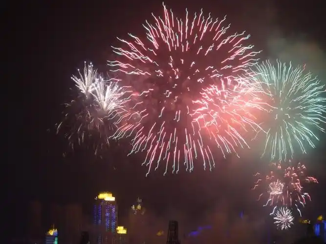 烟花 烟花 满天飞 你为谁妩媚