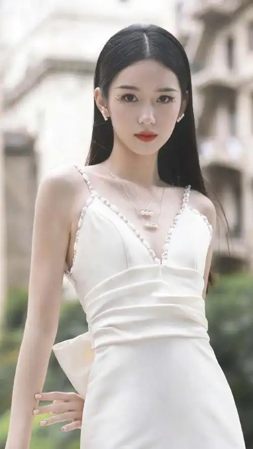 缎面材质的白裙自带光泽度,尤其是在光线的折射下,blingbling闪闪迷人