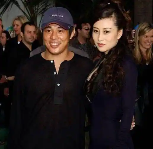 59岁利智给丈夫李连杰庆生几年容貌发生变化一心照顾丈夫