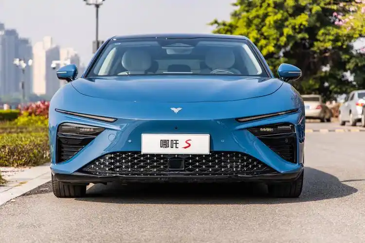 哪吒s的长宽高分别为4980mm,1980mm,1450mm,轴距达到了2980mm,定位为b