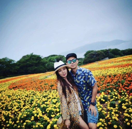 原创森美晒夫妻合照庆祝结婚20周年,妻子罕见露脸,外表美丽气质出众