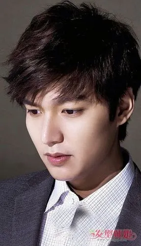 鹅蛋脸男生烫微卷头发造型 什么样的刘海能够打理出帅气(2)_发型师姐