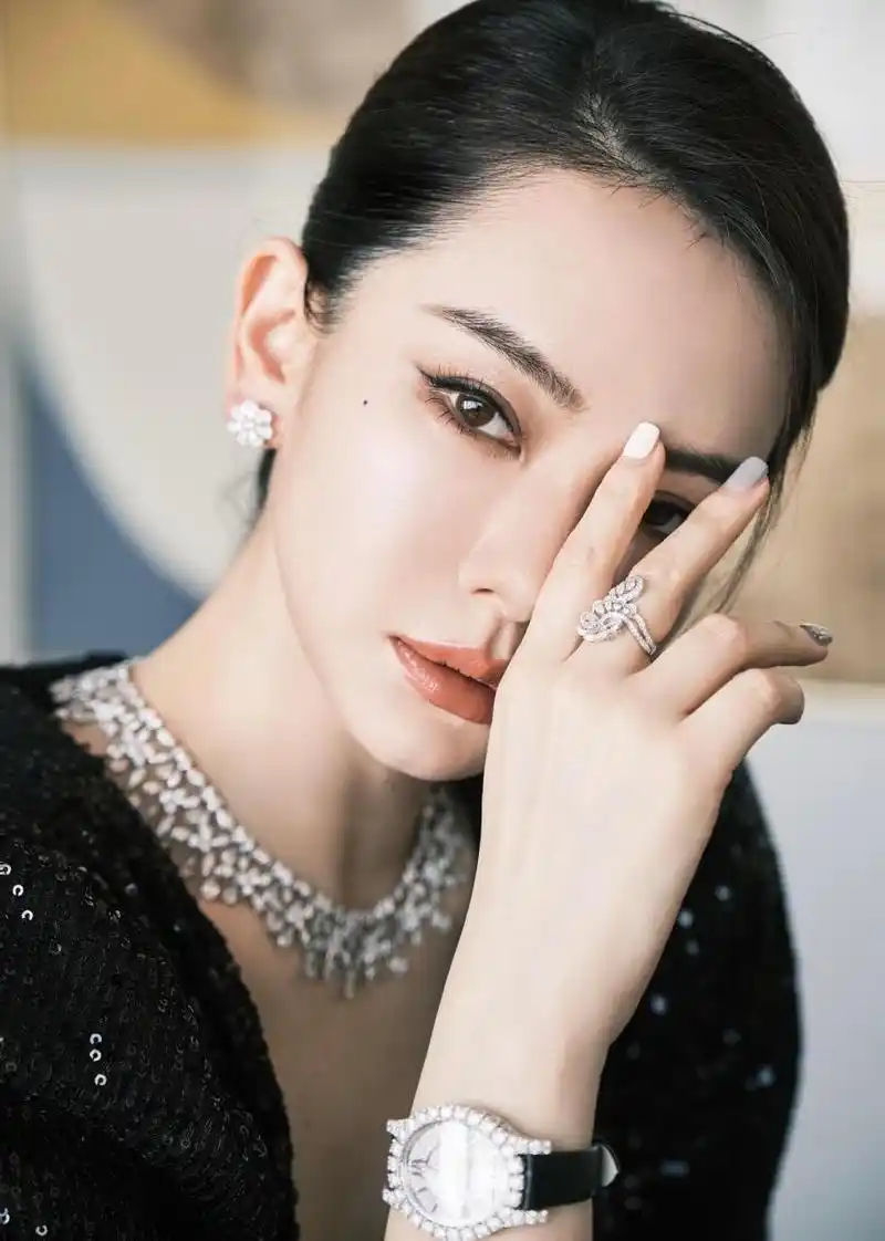 戚薇最新品牌造型look 一身黑色亮片开叉礼服裙搭配preciouslace珠宝