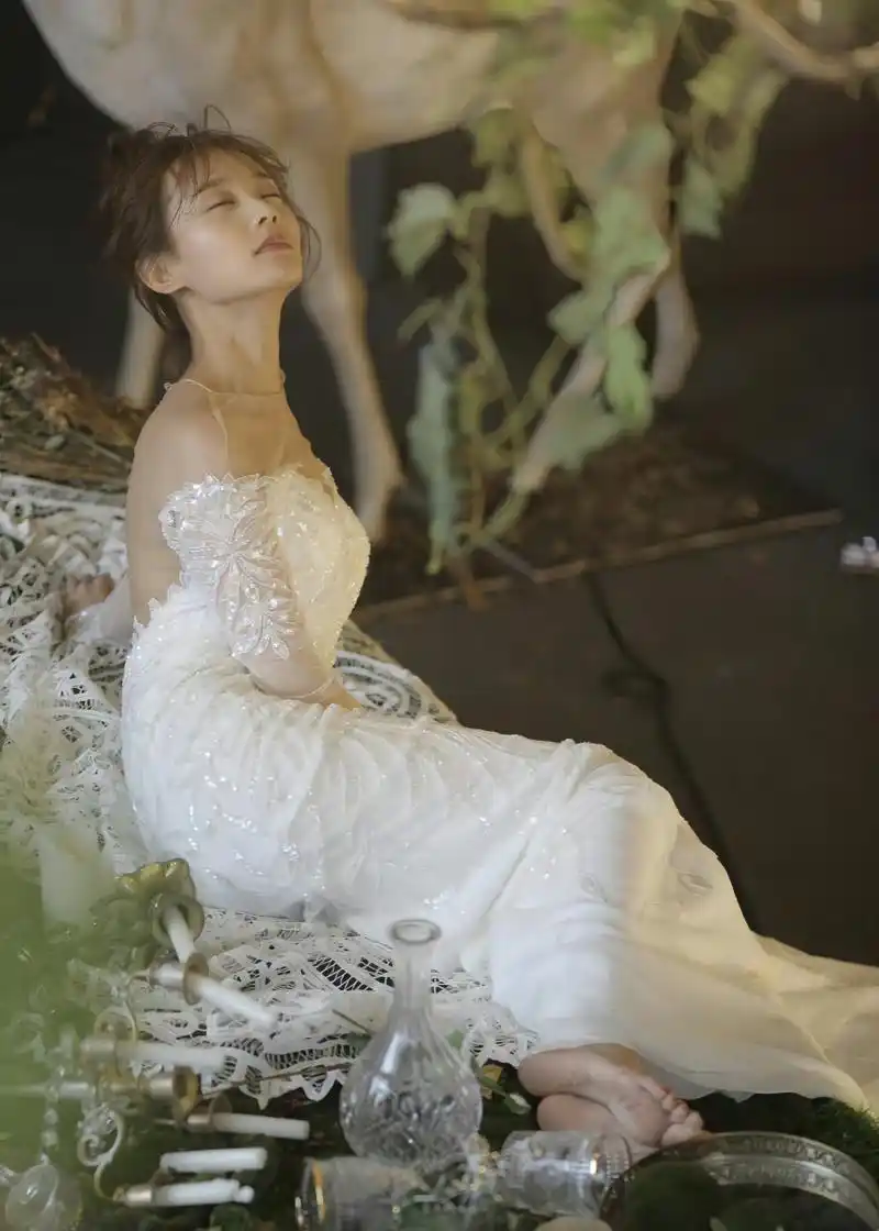 李一桐早年拍摄的婚纱绝美写真生图,真的美爆了#娱乐最前沿# #每日