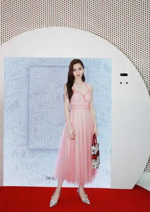 杨颖绝美礼服造型,穿网纹镂空鱼尾裙高贵又妩媚,尽显女神高颜值_时尚