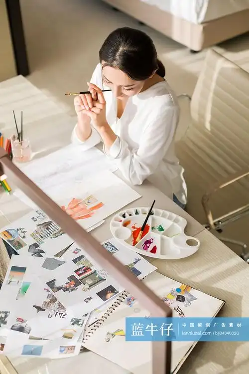 服装设计师画草图-原创广告素材图片-蓝牛仔