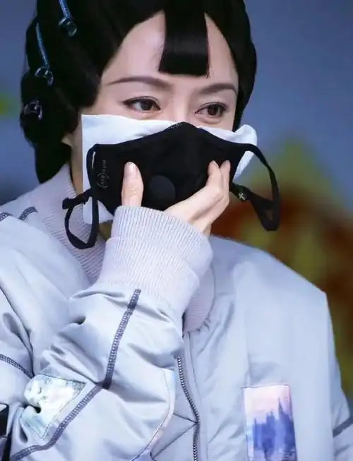 横店复工现状:秦岚口罩里塞纸,王一博乖乖戴上医用口罩