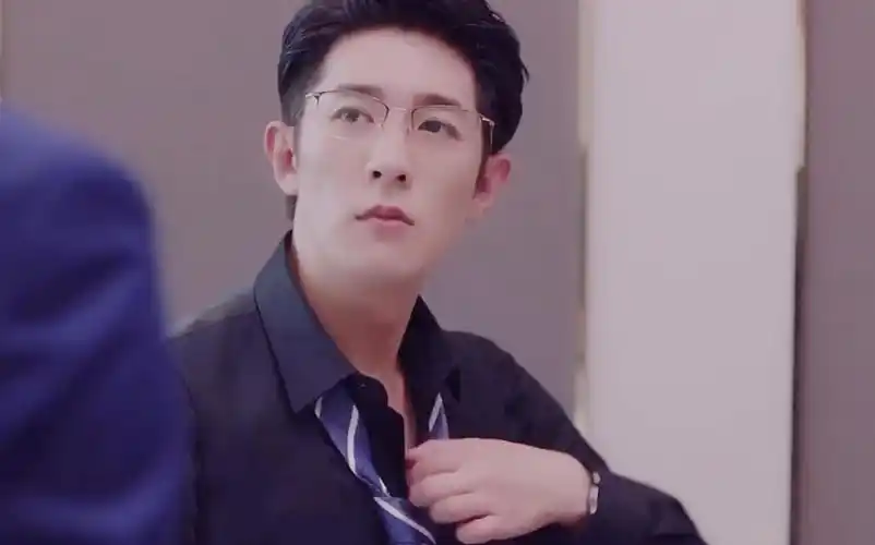 眼 镜 !西 装 !扯 领 带 !这 谁 能 顶 的 住 啊 !季 肖 冰 给 爷 火!