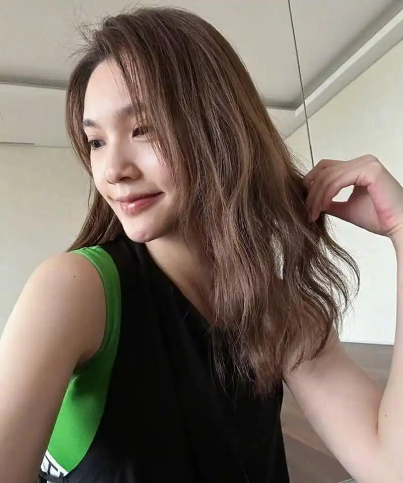 杨丞琳素颜练瑜伽身材舒展.  杨丞琳对镜微笑自在随性.