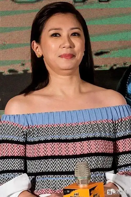 贾静雯人到中年也发福!穿一字肩紧身衣身材丰满,可这下巴好惊人