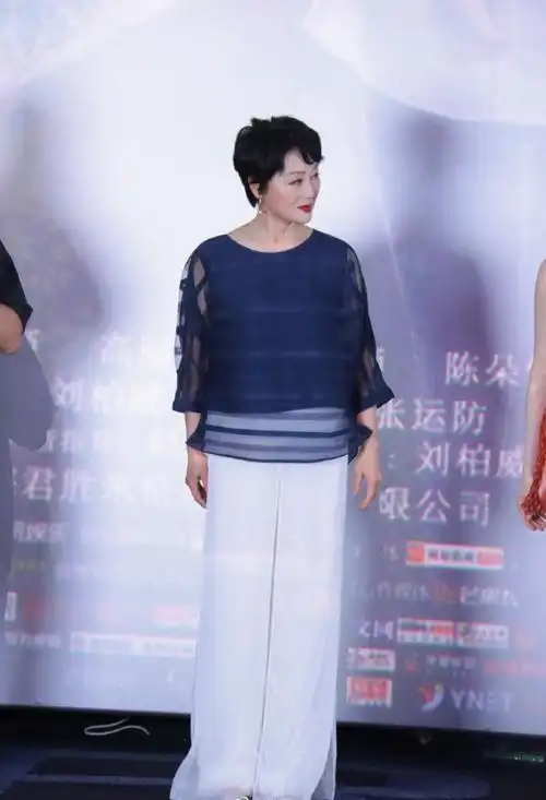 王姬携女亮相首映礼,女儿穿超短裙似美少女,她浓妆艳抹卡粉严重