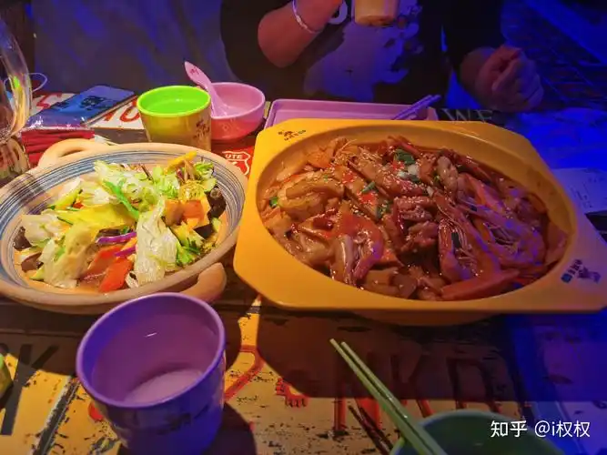 两个人谈恋爱时出去吃饭是aa好还是男生请客