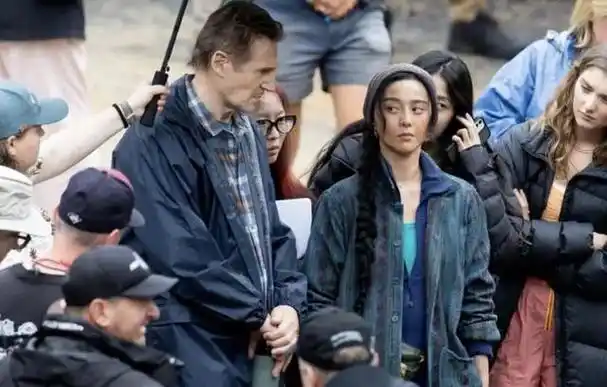 在拍摄现场,人们发现了中国电影界的明星范冰冰也参与了这个剧组,成为