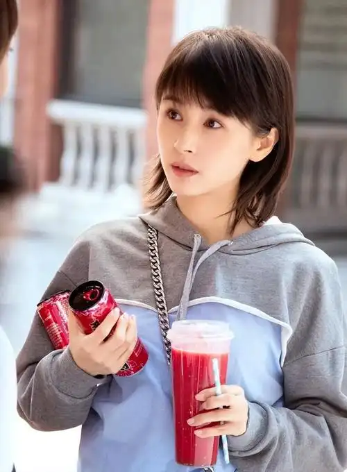 说起王子文,不少网友都会想到《欢乐颂》中那个古灵精怪的曲筱绡,她在