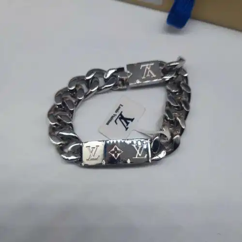 lv钛钢手链,男士福音啊,#lv路家价格实惠 ,而且上手很帅