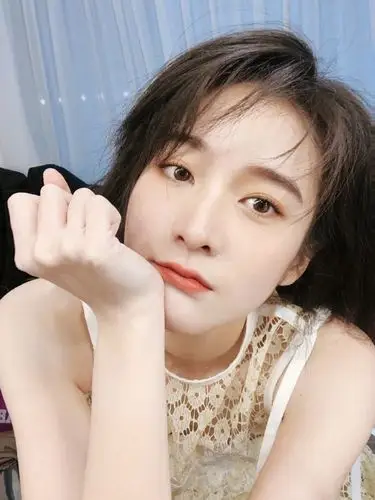 张雪迎晒橘色妆容自拍 小鹿眼电力十足__凤凰网