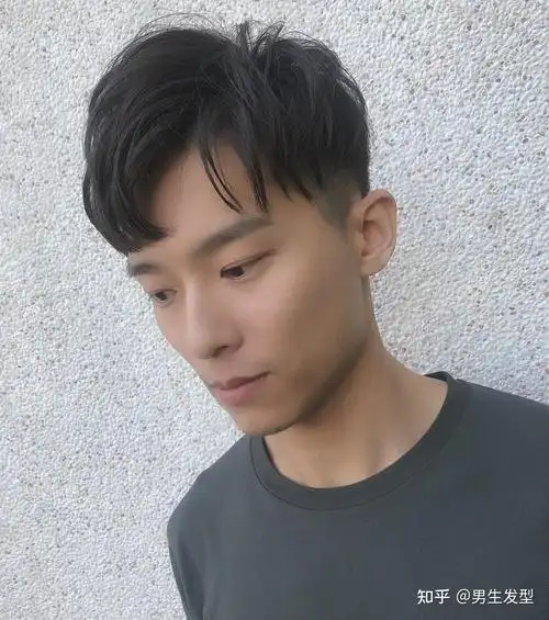 男生两边剃光发型很帅气春天剪这6款造型清爽干净显精神