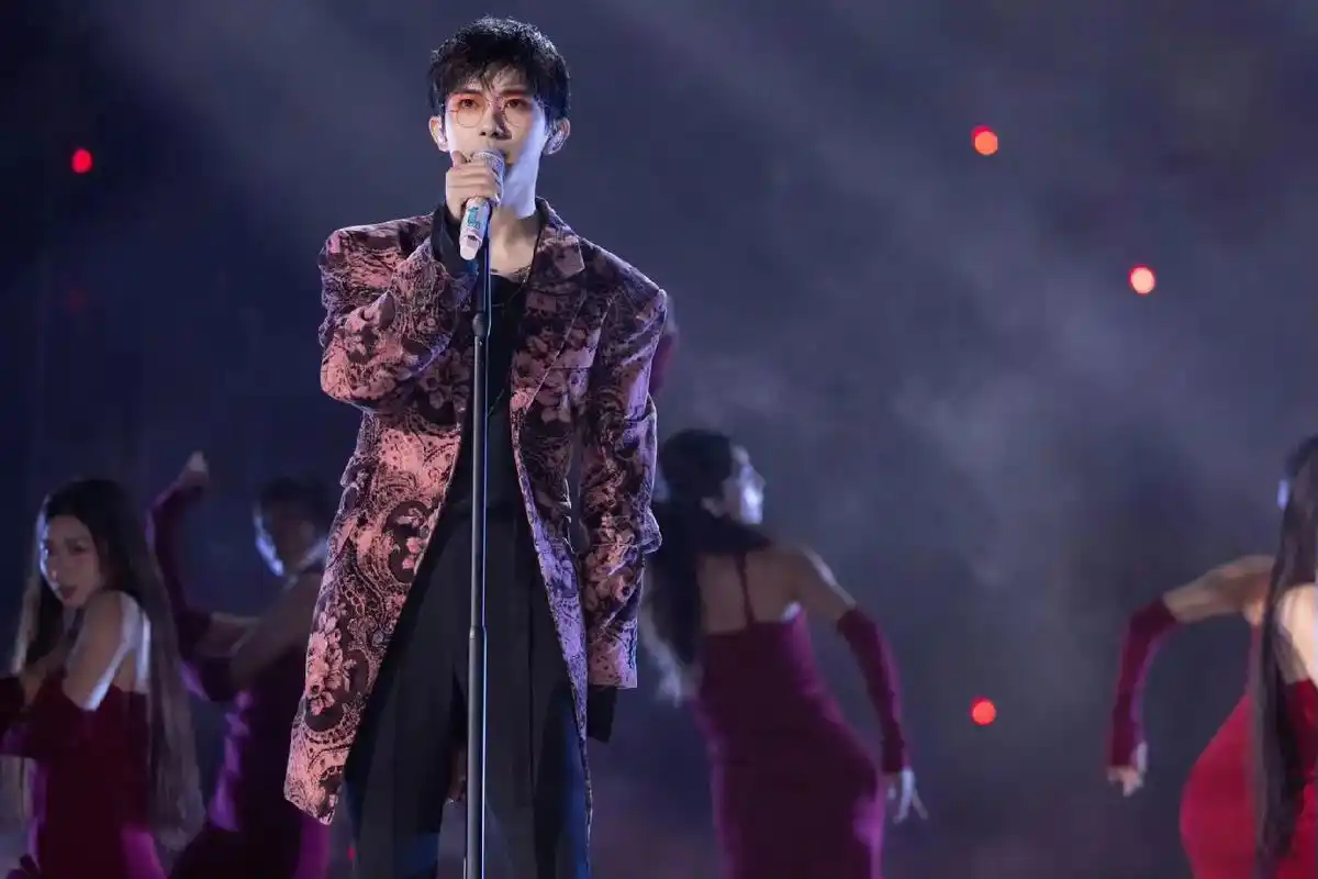 新壁纸丨易烊千玺.立麦 老歌不是易烊千玺的舒适区,是易烊千玺 - 抖音