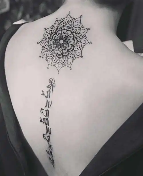 女生背部优雅性感纹身图案文艺小清新