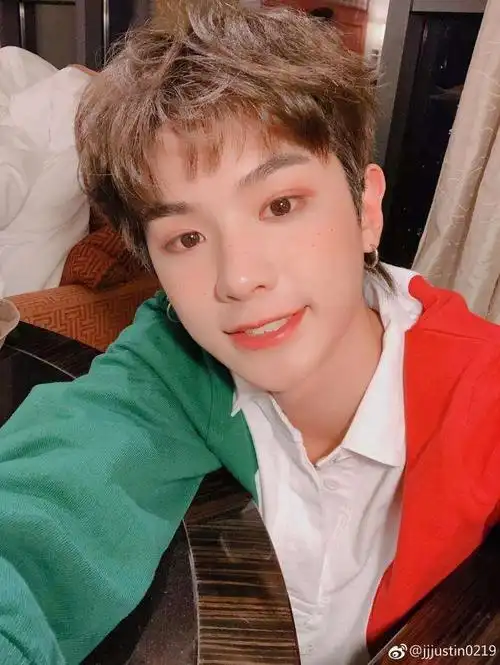 justin黄明昊自拍曝光, 发型中分清秀可人, 网友: 妈妈粉爱你哦
