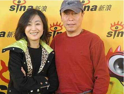 49岁大器晚成倪大红近照,相貌丑陋却娶了倪炜,女儿长得酷似baby