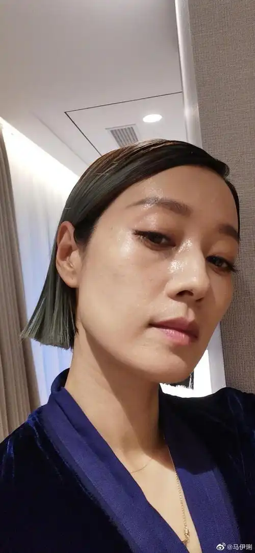 马伊琍6969   8月21日凌晨,马伊琍在微博晒出一张自拍近照.