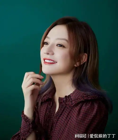 47岁赵薇现身机场帽子口罩难掩素颜苍老憔悴手臂大片淤青醒