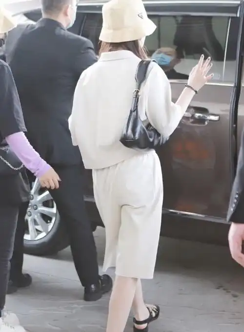 孟美岐私服照简约大气!渔夫帽搭配黑色凉鞋,清爽随性更显气质