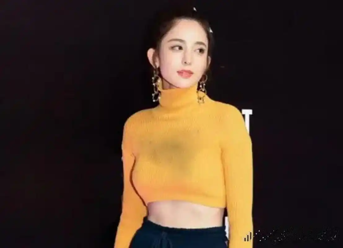 古力娜扎穿露脐装亮相