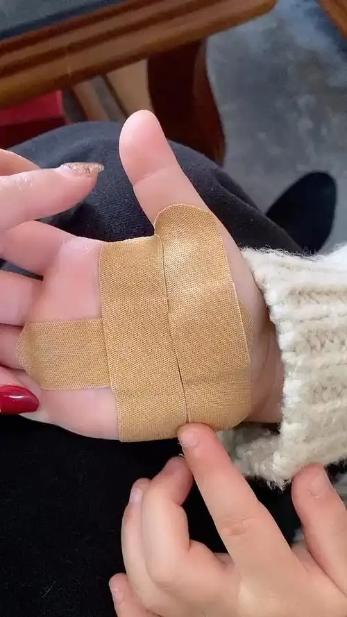 摔了一下,说破皮了自己贴了三张创可贴98打开一看啥都没有