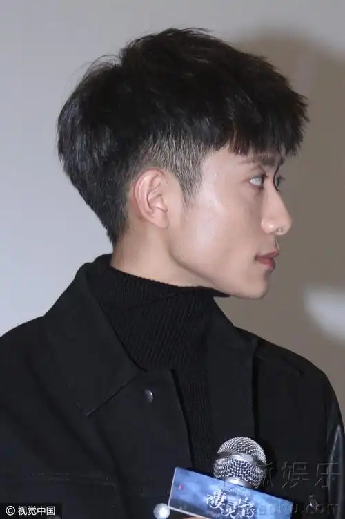 城会玩!张一山躺"床上"开发布会大跳露腹肌