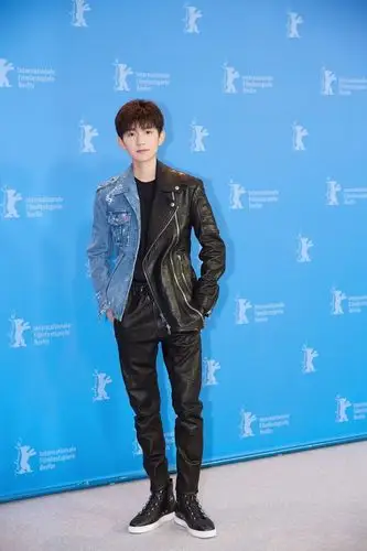 王源拼接夹克配黑皮裤个性十足 自在少年彰显沉着魅力