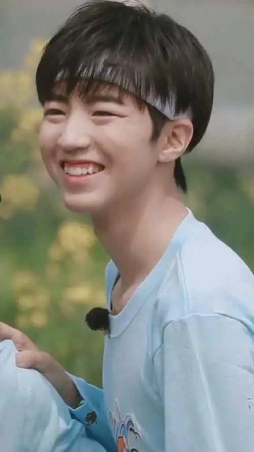 上次发的王俊凯笑成叉烧包的图其实是没有发完的