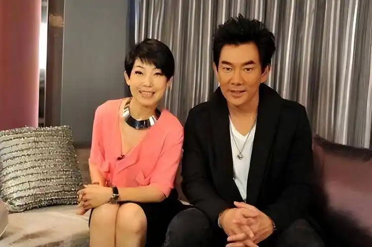 任贤齐和老婆合体,俩人一白一黑很般配,老婆不漂亮气质高级_tina_黑色