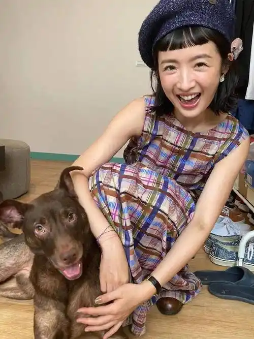 38岁林依晨真的嫩齐肩短发配眉上刘海可爱减龄素颜不输小姑娘