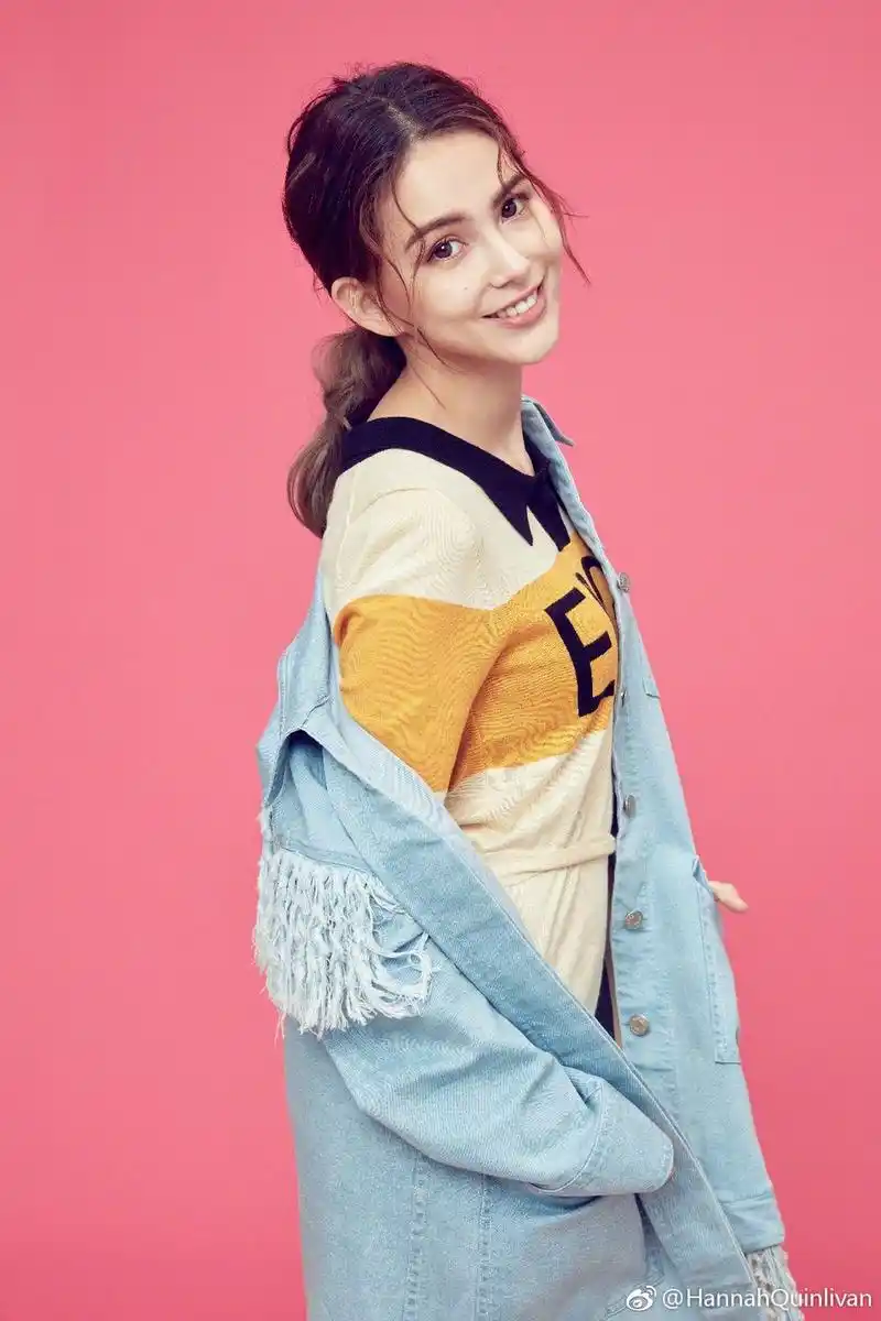 组图:昆凌穿复古牛仔裙小露香肩秀美腿 头戴贝雷帽低头甜笑