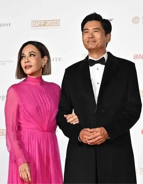 不得不赞叹,周润发的气场无人能敌,那一头黑亮秀发的状态简直就是岁月