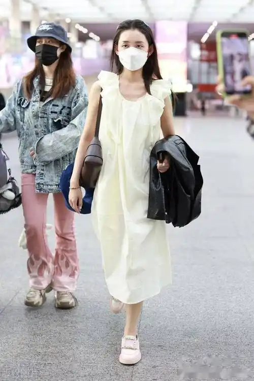 蒋依依现身北京首都机场,身穿白色连衣裙简约清纯