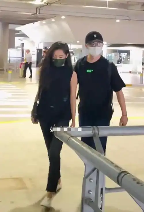 黄轩带女友走机场她戴口罩难掩普通单眼皮o型腿和黄轩太不搭