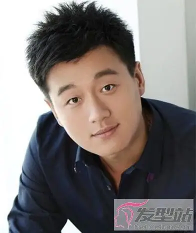 复古风格的短发也很值得微胖男生尝试,男生的发质柔软细腻,脸型有肉感