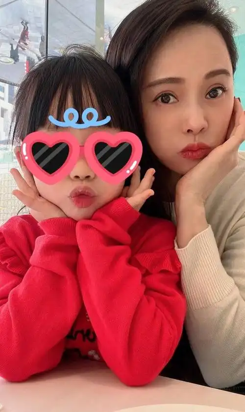 3月17日,伊能静在社交平台上晒出和女儿米粒一起合唱的视频,母女俩