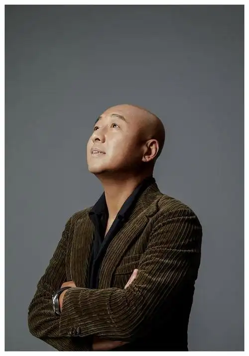 周晓鸥曝全新写真绅士造型尽显深沉魅力