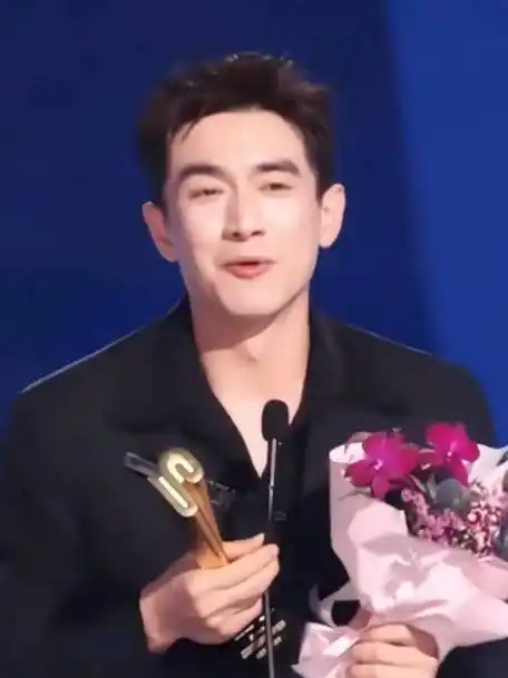 林更新不笑的时候还一脸贵气,一笑就很接地气!