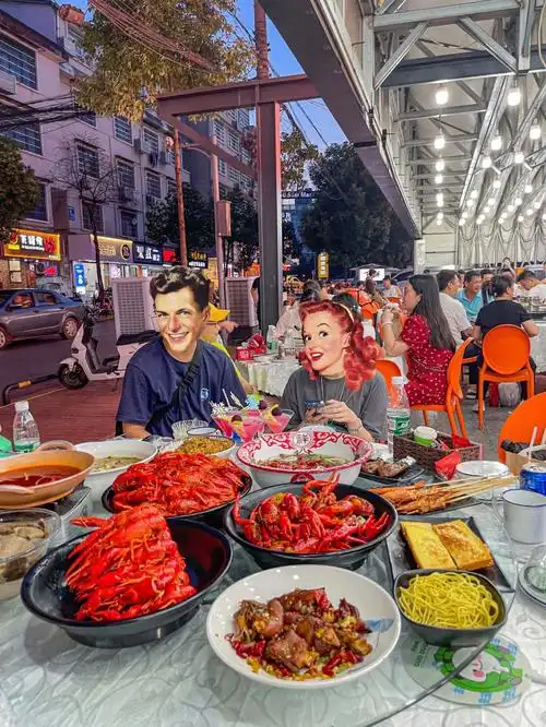 你永远可以相信人挤人的长沙夜宵大排档!