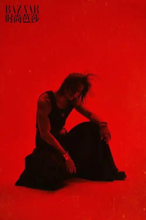 影帝谢霆锋《时尚芭莎》封面大片,对镜展现健硕肌肉硬朗身手_腾讯新闻