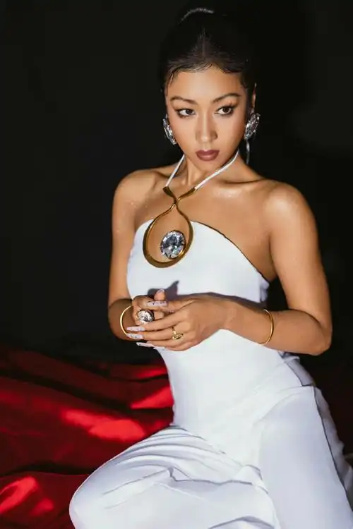 吉克隽逸身上的钻一颗比一颗大