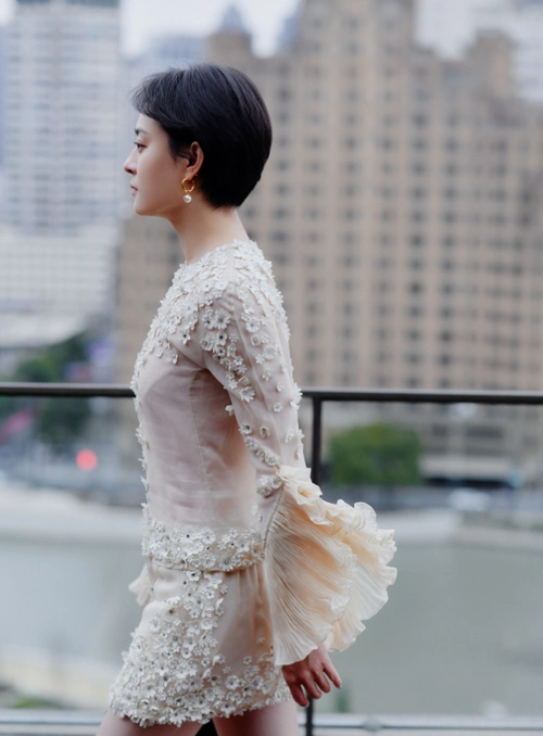 孙俪穿裙子太美了一身蕾丝绣花连衣裙出镜回眸一笑清新自在