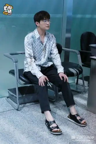 黄景瑜晒黑黄子韬自己剪裤子机场暖心小哥哥大放送啦
