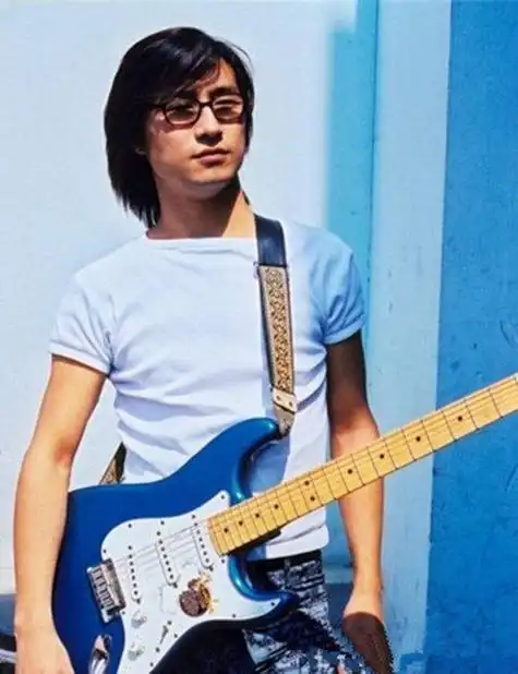 明星罕见的老照片:早年间的汪峰,完全摇滚乐的派头.